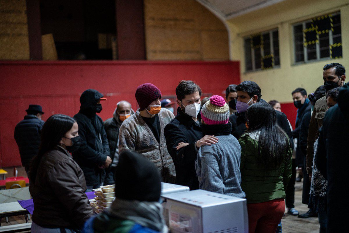 GabrielBoric's tweet photo. La situación de calle es una de las caras más dolorosas que muestran los días de lluvia. Estos refugios de emergencia en Estación Central y Santiago son ejemplo de coordinación efectiva entre las distintas instituciones para responder con dignidad y cariño a estas urgencias. https://t.co/ukZBDrccq3