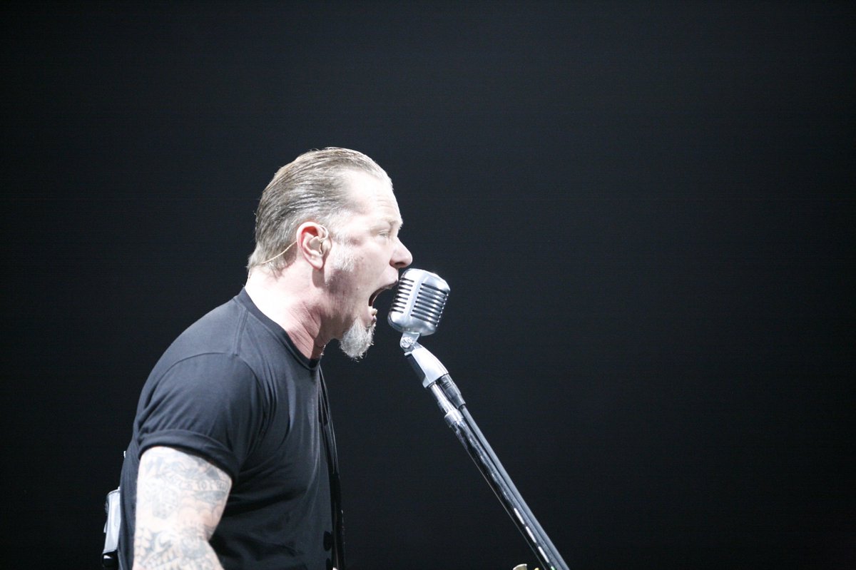 ult_metallica's tweet photo. What is James screaming into the mic? Wrong answers only. https://t.co/55KAHPF7PI