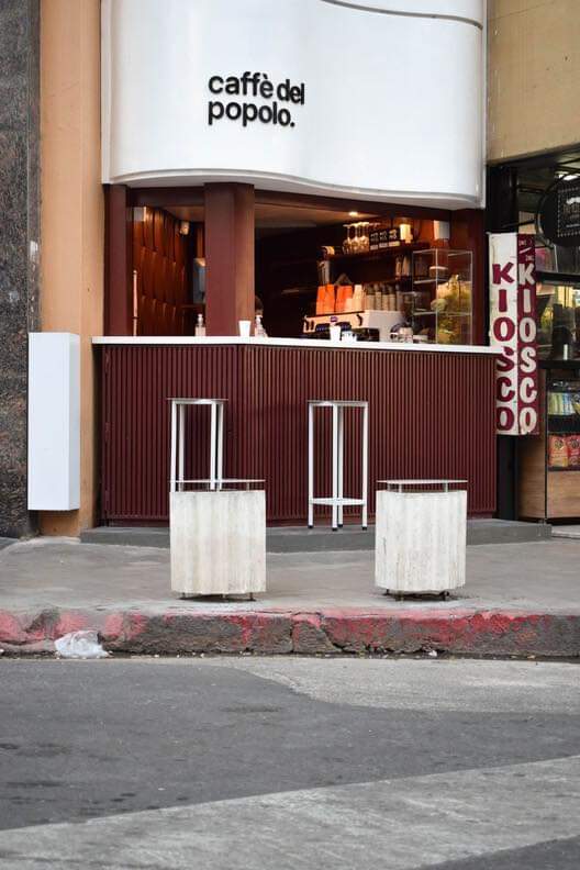 "Caffe del Poppolo" de Estudio Rare o, mejor dicho, como ocupar intersticios de un tejido urbano no planificado o mal ejecutado, con sentido urbano.

Un pequeño café en el encuentro de dos edificios que no quisieron hablarse.