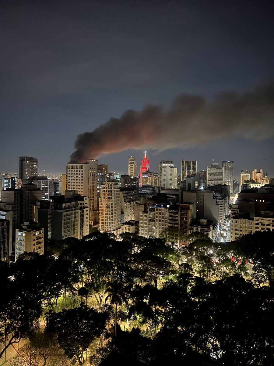 portalR7's tweet photo. URGENTE: Bombeiros combatem, neste momento, incêndio de grandes proporções no centro de São Paulo. De acordo com o corpo de bombeiros, ainda não há informação sobre vítimas. Acompanhe a cobertura completa no https://t.co/u1mDYszz6V #R7 #PortalR7 #JR24H #JornaldaRecord https://t.co/bLlDH9XqCd