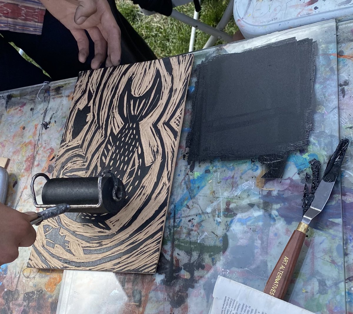 racellekooy's tweet photo. What a joy to make a print while @WilliamPrince plays live at @2riversremix St’uxwtews festival. Decided to pay hommage to #salmon - central to #Secwepemc and #Statlimc ways of being (and eating 😉) https://t.co/LjKGxV0AAI