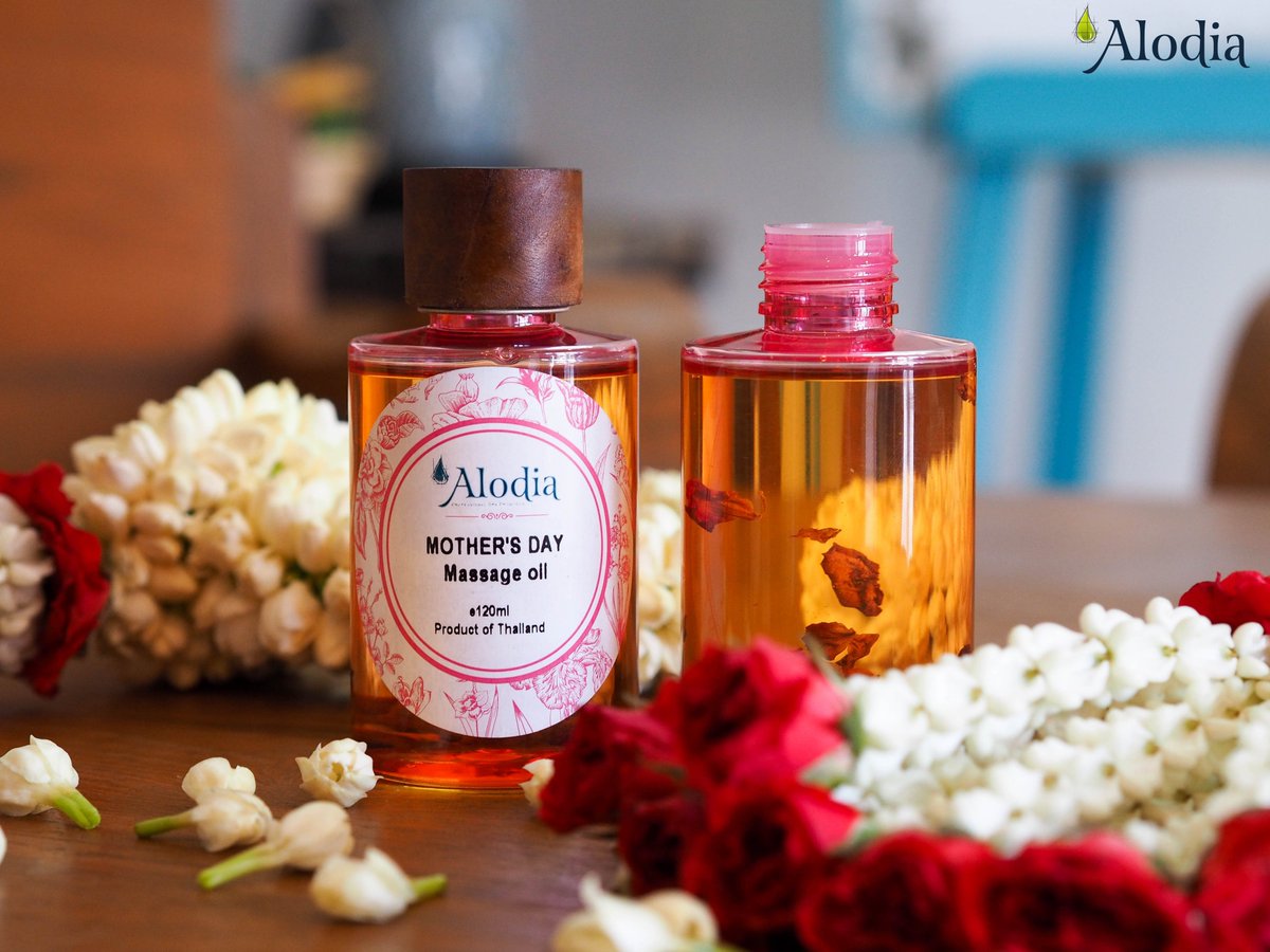 AlodiaOils's tweet image. Mother&apos;s day promotion from a few years back with rose petals in the massage oil.
#alodia #spaproducts #spasignatures
