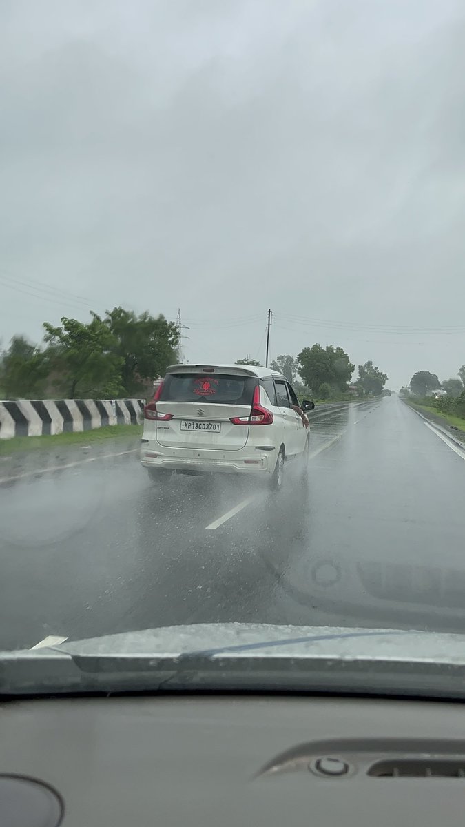 crazyritu's tweet photo. MP13 CD 3701 ⁦⁦@MPPoliceOnline⁩ this car overtook us very dangerously while another car was already overtaking us. This driver was driving very reckless. I had a family with 2 small kids in car. https://t.co/YR5H49U1UM