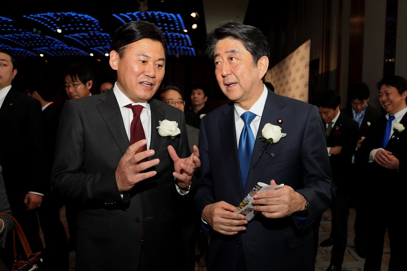 三木谷浩史 Hiroshi Mickey Mikitani 金曜日に米国から東京への帰国フライト中 安倍元総理が銃撃にあい 最終的に残念ながら亡くなられたという知らせを受けました 帰国後の土曜日は本当に悲しく何も手につかず 自宅でぼんやりとしておりました