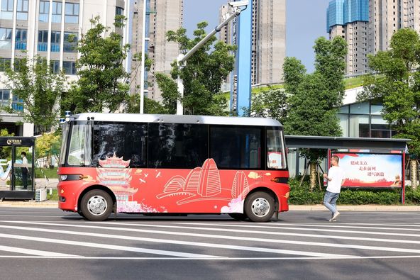 PDChina's tweet photo. China’s first 24-hour autonomous buses are undergoing trial operation in central China’s Wuhuan City. https://t.co/uglfRq1MFi