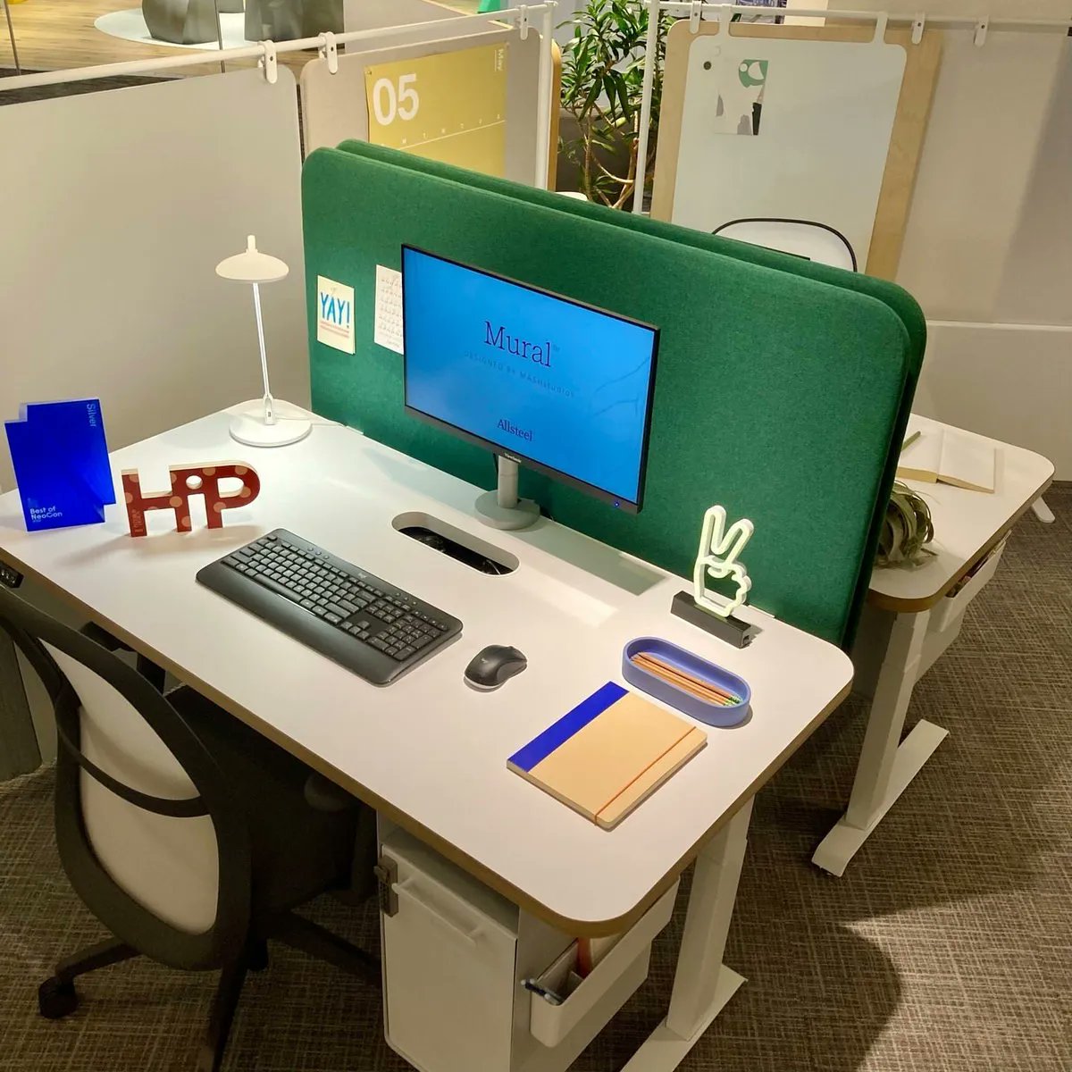 DesignApplause's tweet image. • ⁦@Allsteel⁩ *Winner of 2022 #HiPAward &amp;amp; #BestofNeoCon 2022 Silver*⁠
⁠Mural by ⁦@MASHstudiosInc⁩ allows you to rethink individual collaborative zones by utilizing a movable base structure that accommodates quick repurposing or full reconfiguration. ⁠
