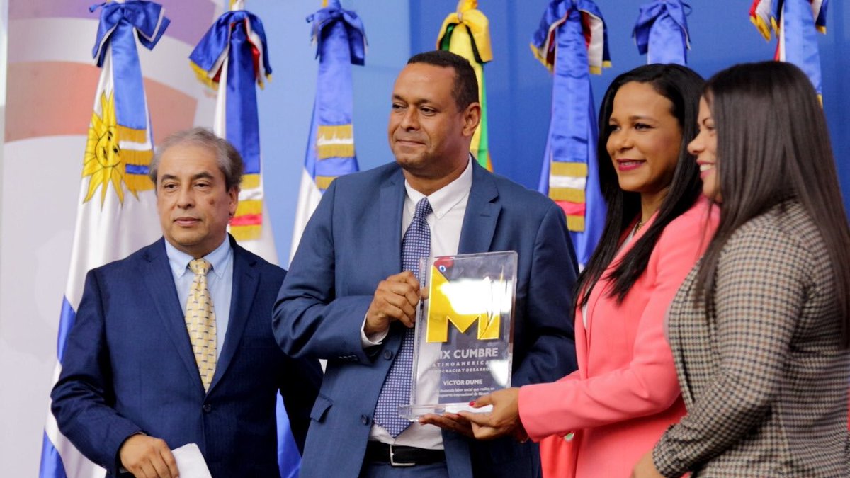 AirportBavaro's tweet photo. Aeropuerto Internacional de Bávaro recibe premio de la Cumbre Latinoamericana por su destacada labor social en favor de la comunidad.

Juntos Somos #AIB #AeropuertoBavaro https://t.co/4THHro3W0V