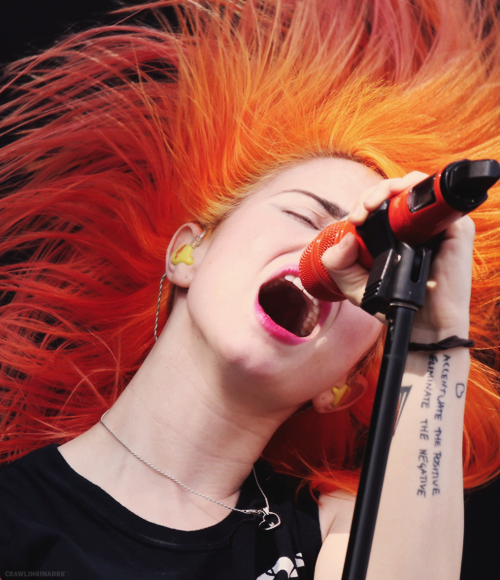 Paramore_Mex's tweet photo. "Hacer música, y especialmente escribir letras de canciones, para después gritarlas en el micrófono, cada noche, diría que eso lo hacen los que somos bastante emocionales. Ser capaz de hacer eso me ha hace sentir muy liberada en mi trabajo"
Hayley para su podcast #EverythingIsEmo https://t.co/UKOsSbGnF4