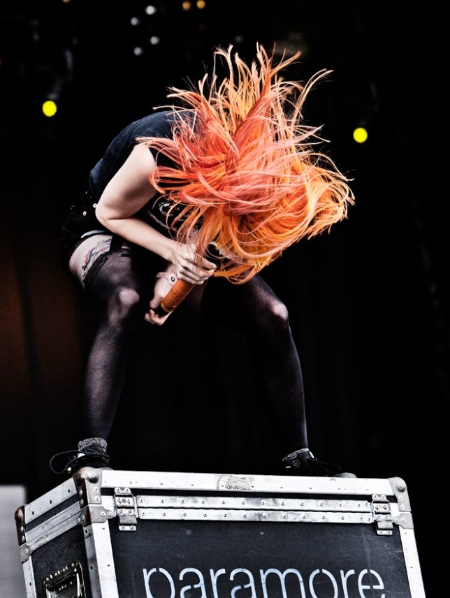 Paramore_Mex's tweet photo. "Hacer música, y especialmente escribir letras de canciones, para después gritarlas en el micrófono, cada noche, diría que eso lo hacen los que somos bastante emocionales. Ser capaz de hacer eso me ha hace sentir muy liberada en mi trabajo"
Hayley para su podcast #EverythingIsEmo https://t.co/UKOsSbGnF4