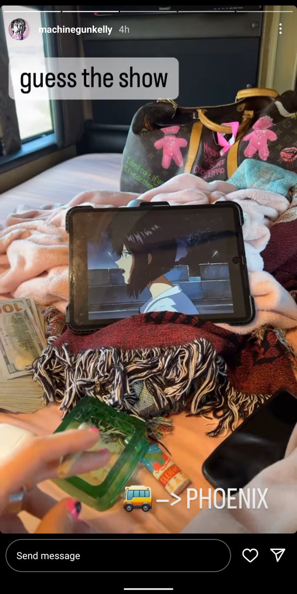aeroangie's tweet photo. #MainstreamSelloutTour @machinegunkelly just casually has a big stack of cash beside him lol #livinthelife #machinegunkelly #tourbuslife #mgk https://t.co/EKdZq8pFvt