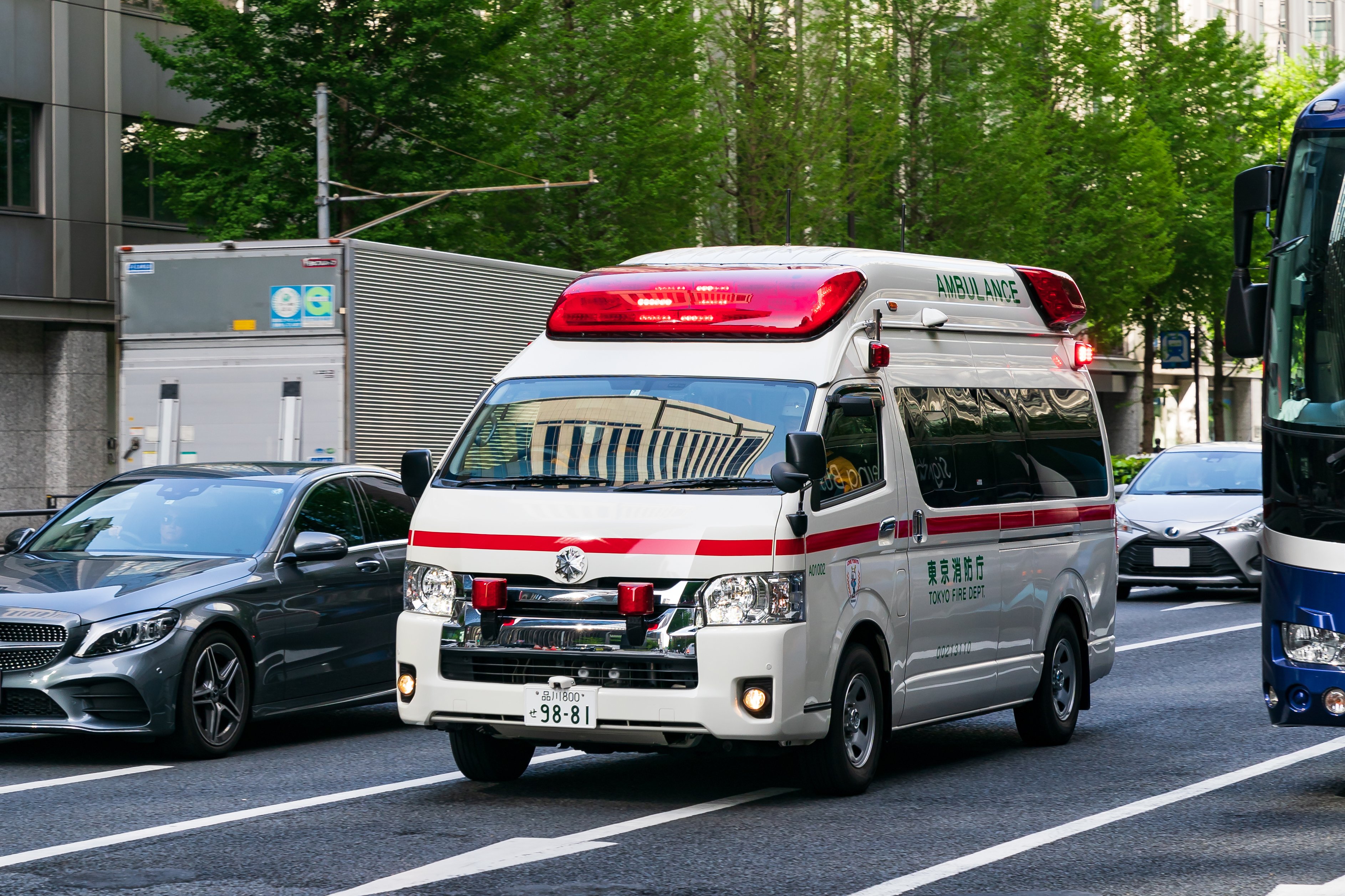 東京消防庁 救急出動増加中 １０時４１分現在 救急車の出動率が９６ を超えています 現在 非常編成した救急車 ３０台を含む３０５台で運用していますが 通報を受けてから救急車の到着までに時間を要する場合があります T Co Gvqa55btxp