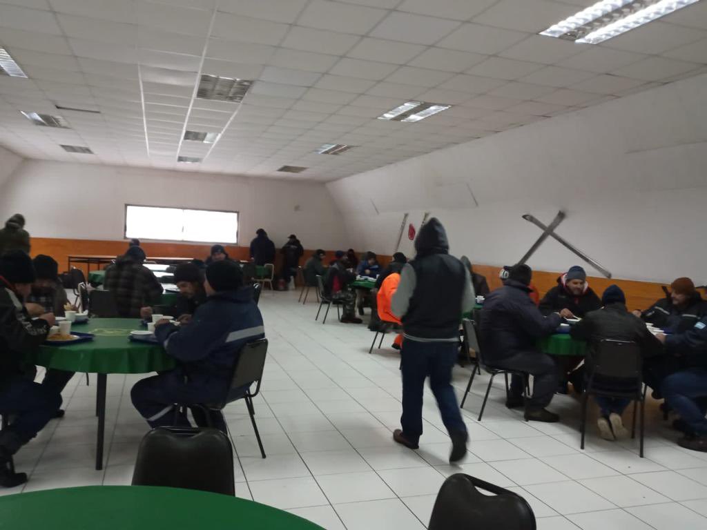 Informate111's tweet photo. .📌#LOSLIBERTADORES #Personal de #EscueladeMontaña del @Ejercito_Chile ha #RESCATADO + de 124 personas que estaban #varadas en la nieve en #RutaLibertadores mientras siguen trabajando para #ayudar a personas que están en sus vehículos #EjércitoEnAcción🇨🇱 https://t.co/iik58sMLjs https://t.co/oVEJFbj7BY
