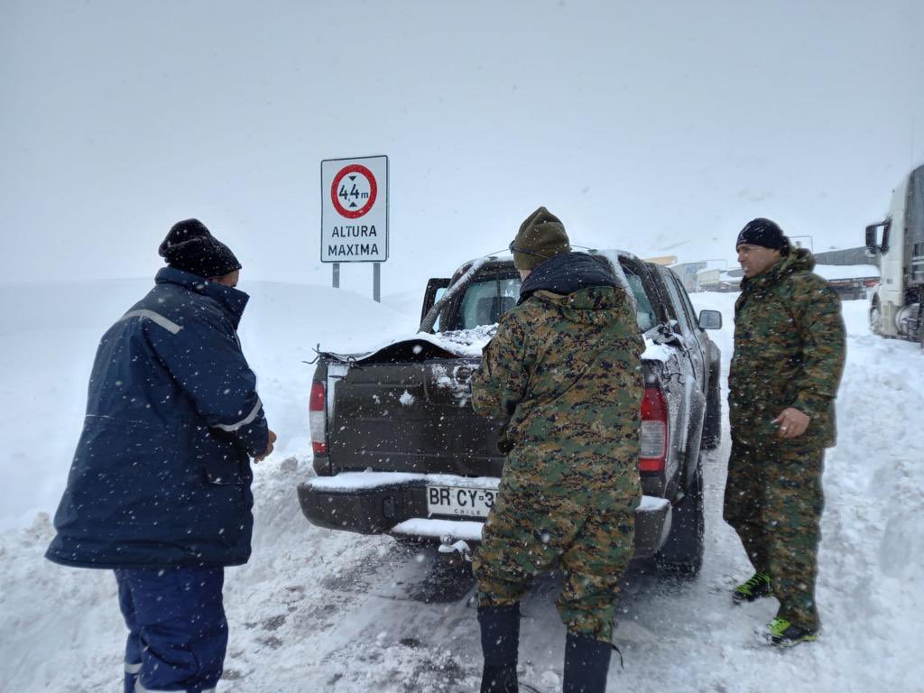 Informate111's tweet photo. .📌#LOSLIBERTADORES #Personal de #EscueladeMontaña del @Ejercito_Chile ha #RESCATADO + de 124 personas que estaban #varadas en la nieve en #RutaLibertadores mientras siguen trabajando para #ayudar a personas que están en sus vehículos #EjércitoEnAcción🇨🇱 https://t.co/iik58sMLjs https://t.co/oVEJFbj7BY