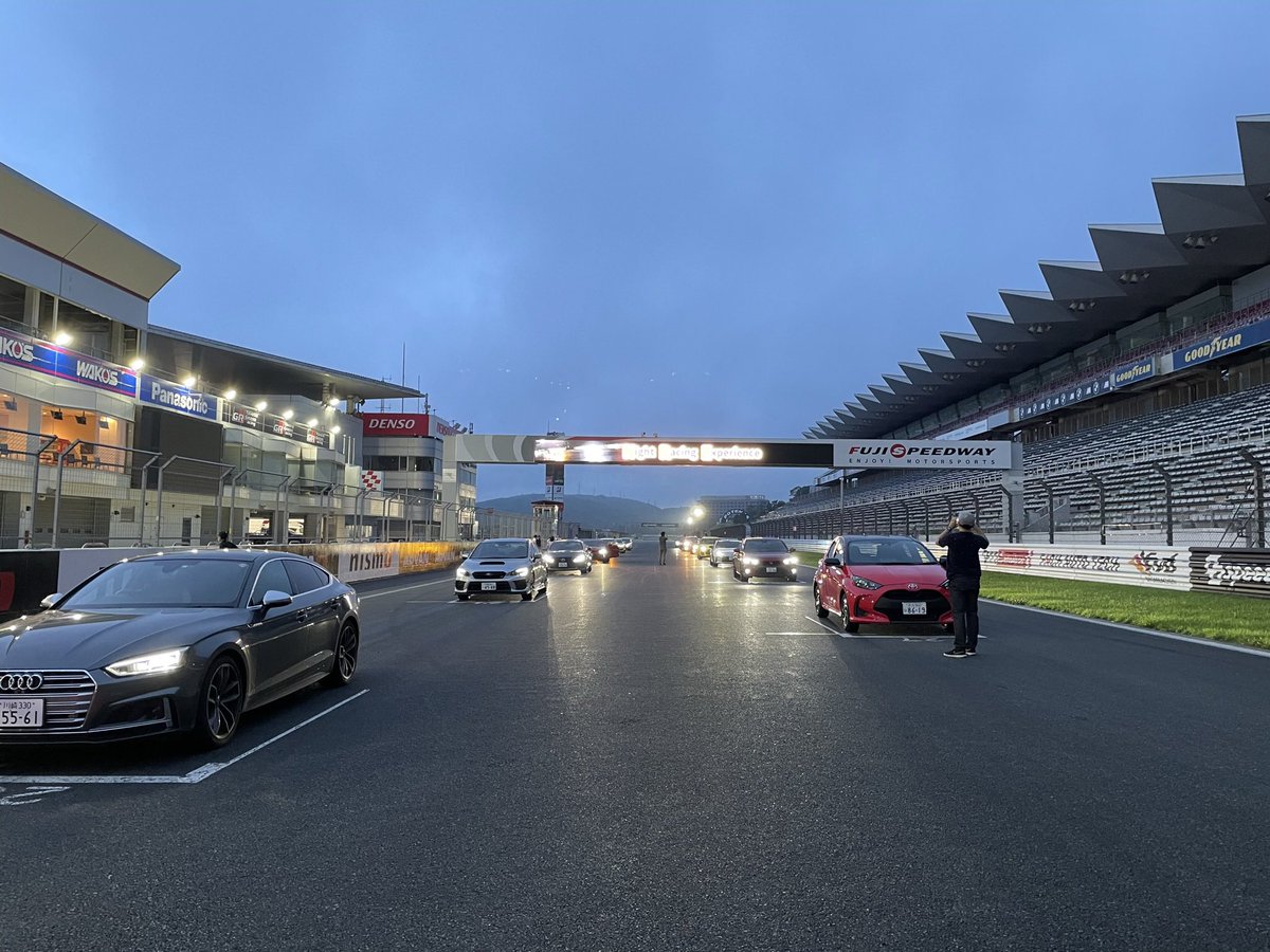 Formula_rn620's tweet photo. #富士スピードウェイ #NightRacingExperience 
念願のサーキット走行体験して来ました。普段はスタンドからの景色しか知らなかったけれど、コース上の景色、実際の走行でしか分からないコースの特性なども経験出来て、ひたすら楽しかった。また参加したいです。 https://t.co/5yHAgCBsdY