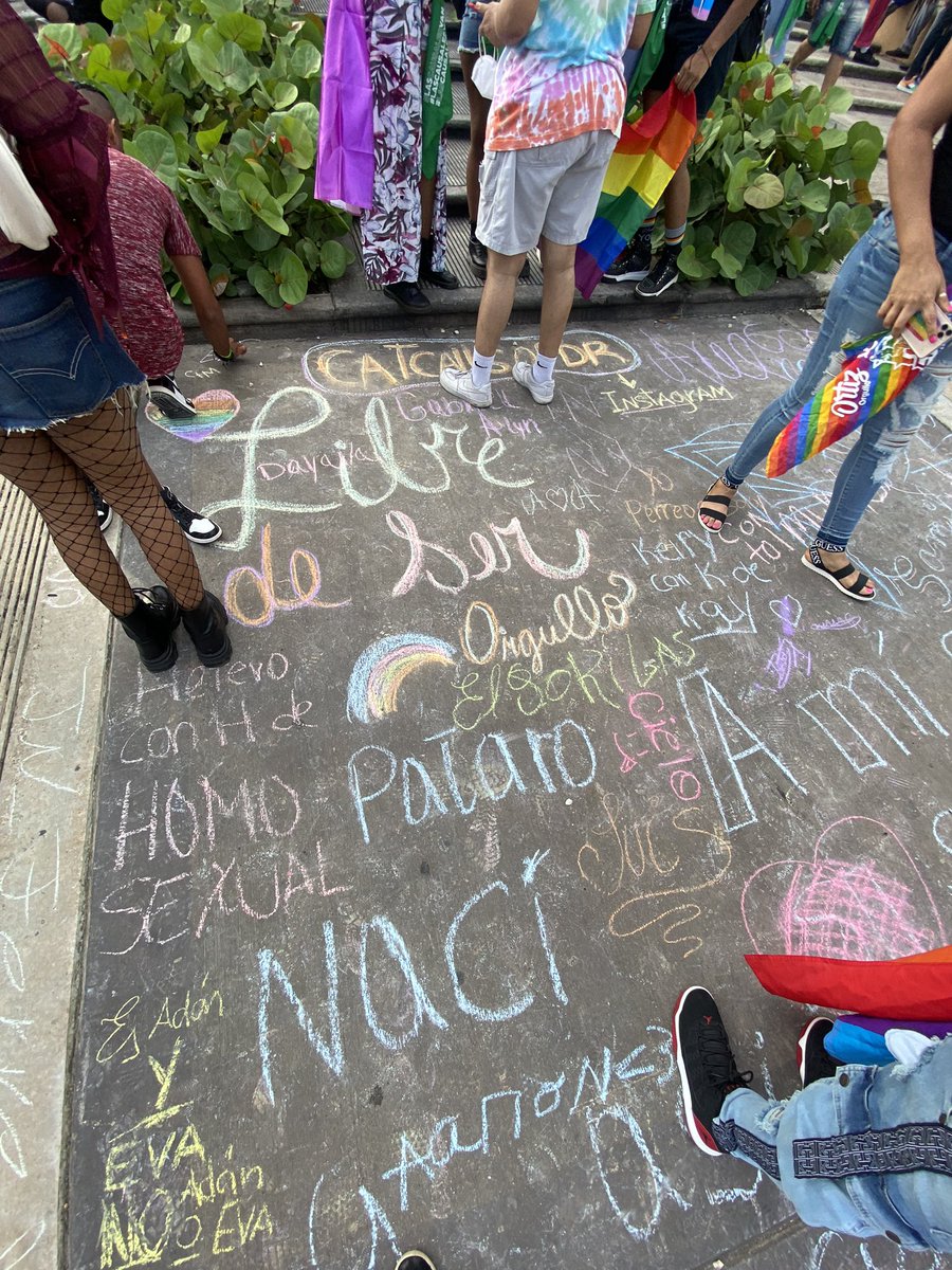 CatcallsofDR's tweet photo. Nuestro espacio de chalking de hoy fue más colorido de lo usual ¡Y nos en-can-tó 🌈🤩♥️✊🏽! #Orgullo2022 #LibresDeSer https://t.co/WRsbP2J9S6