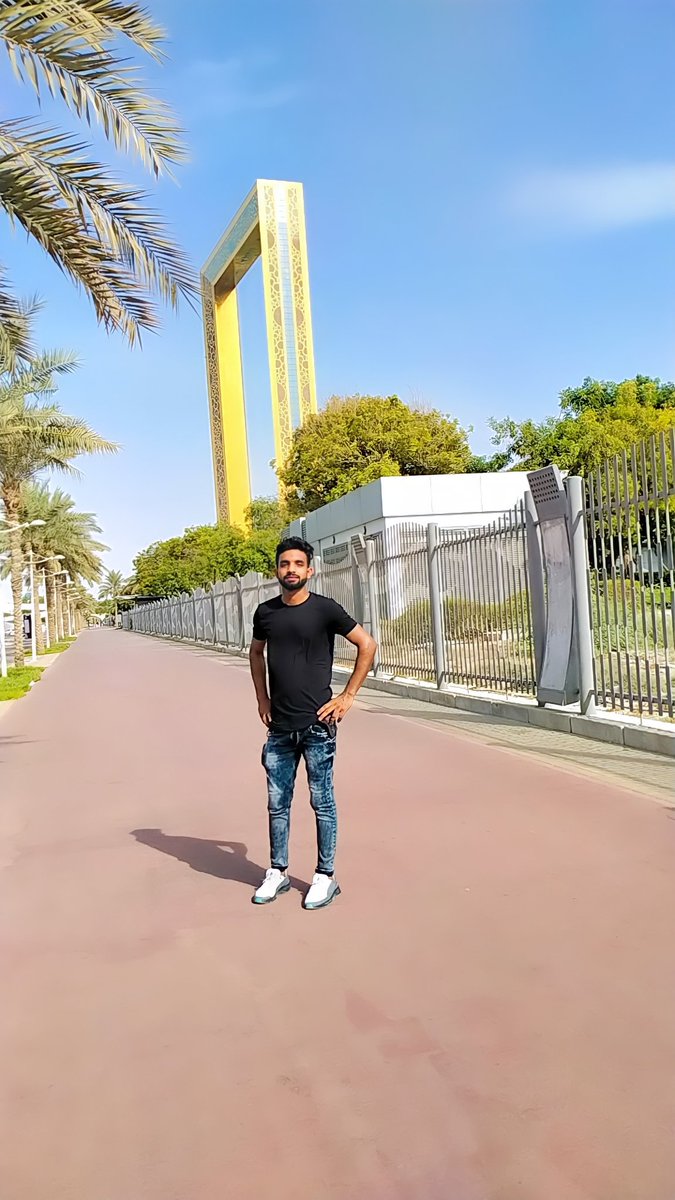 Dubai frame @sohil_khan1234 @khani_k_8888 @Shahid_S1472 @iqra_Hayaat