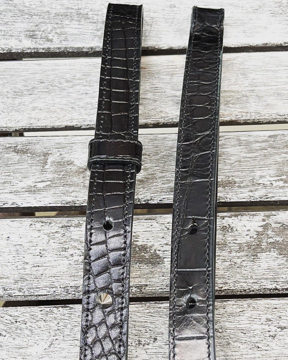 SCUe_'s tweet photo. GIVENCHY（ジバンシー）のバッグ、ショルダーベルト修理です。

ひび割れているので新しく作製しました。
ワニ革、型押しです。
（上がBefore、下がAfterです💦）

全く同じ革はご用意できませんが、ここまで近い感じにはできますので、どうぞご参考にして下さい☆

https://t.co/V0ntDqsMnK https://t.co/eKdOKjMDP2
