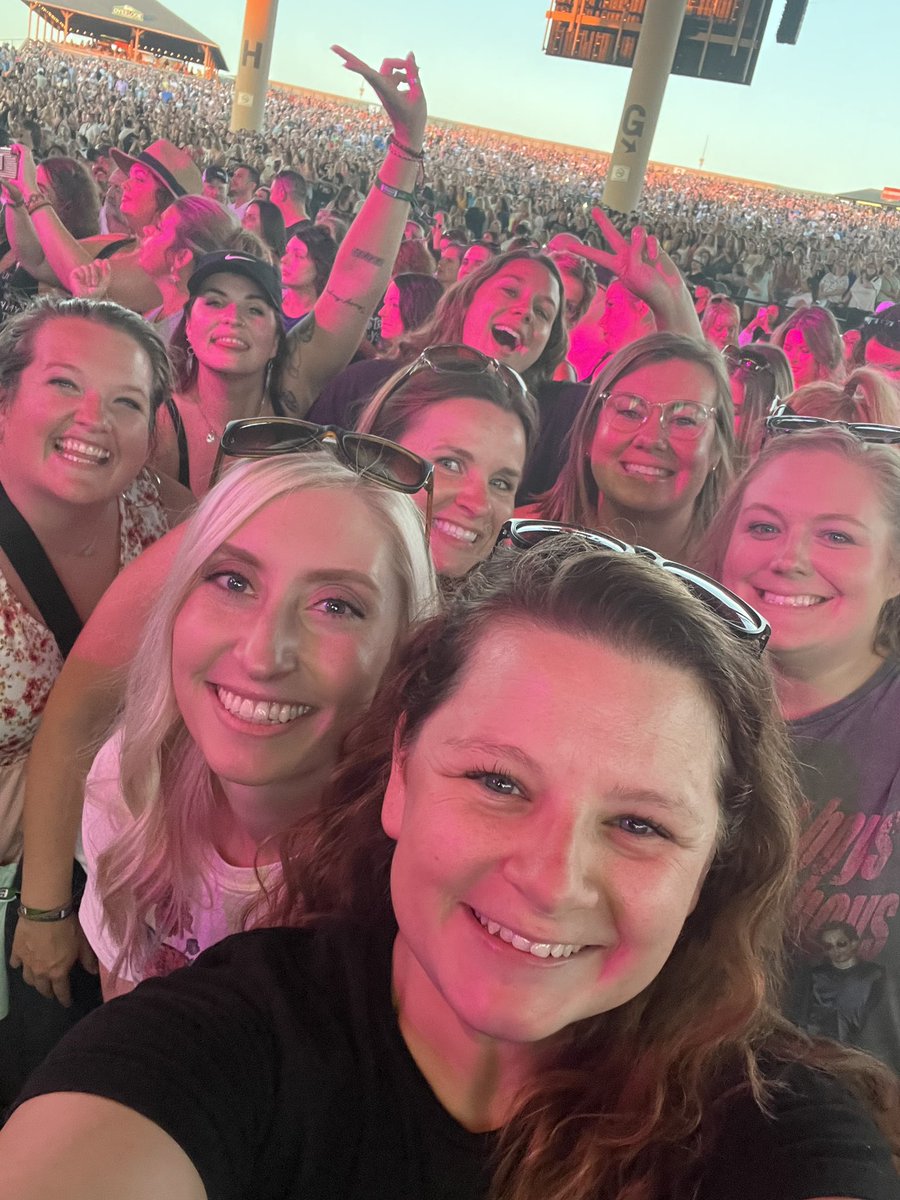 kelsey_mo7's tweet photo. I cried twice before this because I waved at Brian and he WAVED BACK!!! #BSBIND #BackstreetBoys #Livingmybestlife https://t.co/AHVakWsOcC