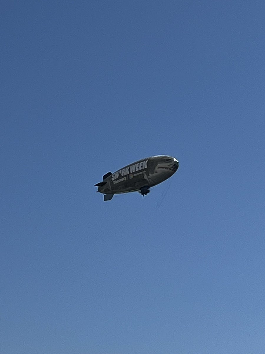 leannew_13's tweet photo. okay blimp #EastShark https://t.co/GWSnbb4PX3