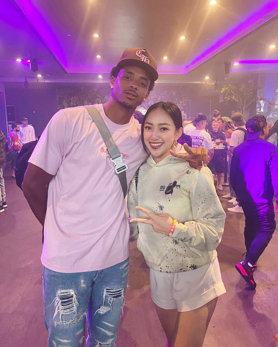 8sianmom tweet media