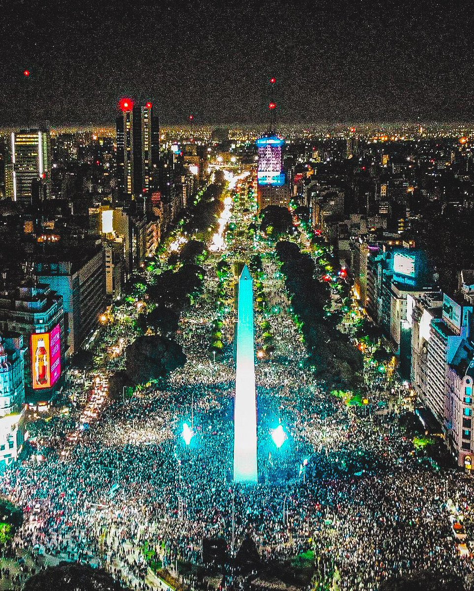 sudanalytics_'s tweet photo. El Obelisco hace un año. https://t.co/Lg5jJQr6mq