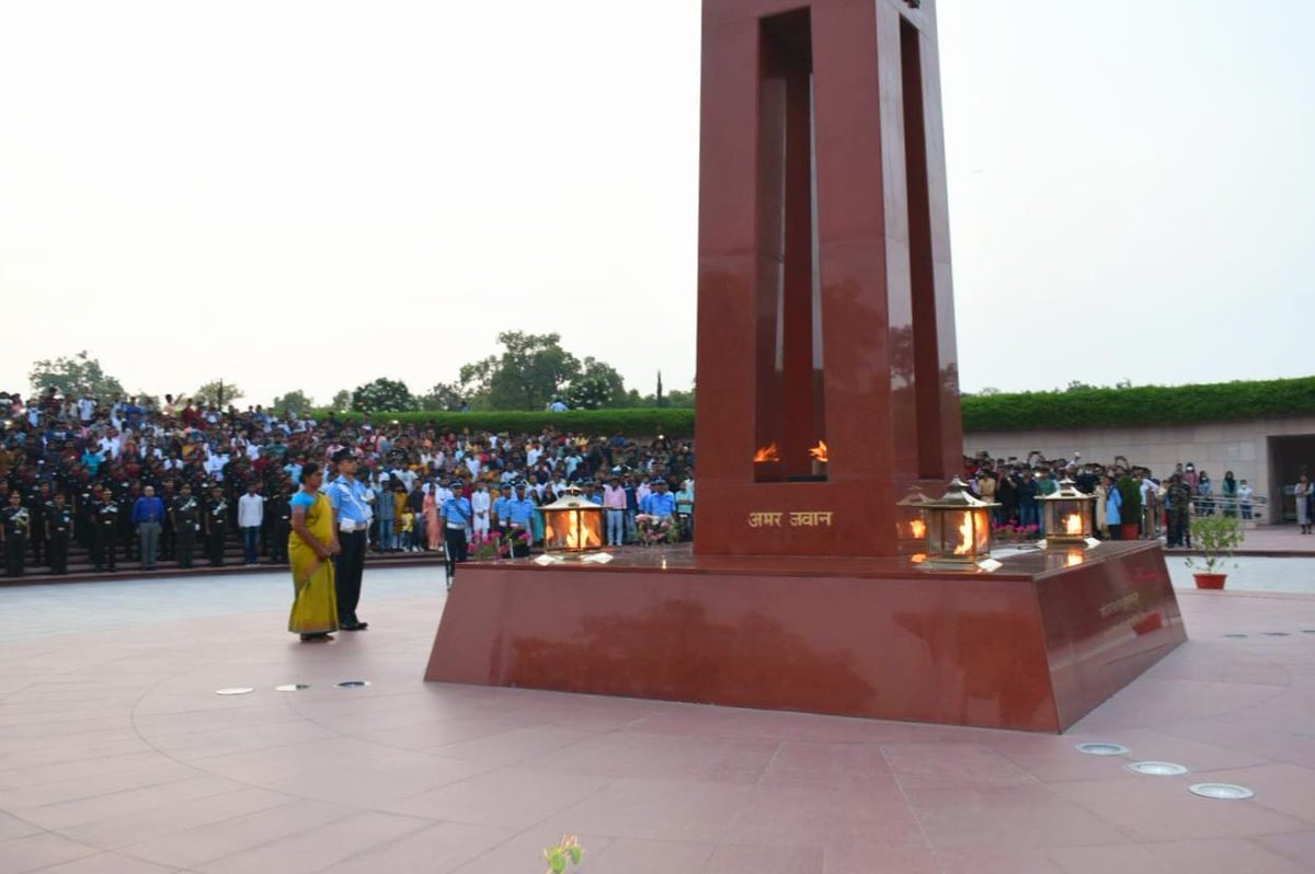 salute2soldier's tweet image. The visitors were #awestruck &amp;amp; #enthralled by immaculate #military #drill during the event, and a vivid range of  emotions were experienced as the #VeerNari paid homage to #Bravehearts at #AmarChakra
@HQ_IDS_India @incredibleindia @AmritMahotsav @LestWeForgetIN @tourismgoi
(2/2)