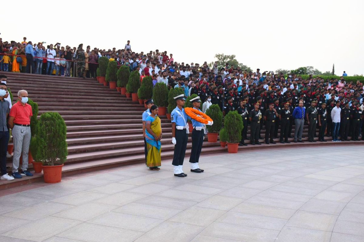salute2soldier's tweet image. The visitors were #awestruck &amp;amp; #enthralled by immaculate #military #drill during the event, and a vivid range of  emotions were experienced as the #VeerNari paid homage to #Bravehearts at #AmarChakra
@HQ_IDS_India @incredibleindia @AmritMahotsav @LestWeForgetIN @tourismgoi
(2/2)