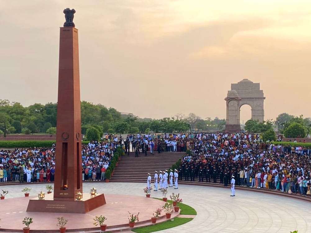 salute2soldier's tweet image. The visitors were #awestruck &amp;amp; #enthralled by immaculate #military #drill during the event, and a vivid range of  emotions were experienced as the #VeerNari paid homage to #Bravehearts at #AmarChakra
@HQ_IDS_India @incredibleindia @AmritMahotsav @LestWeForgetIN @tourismgoi
(2/2)