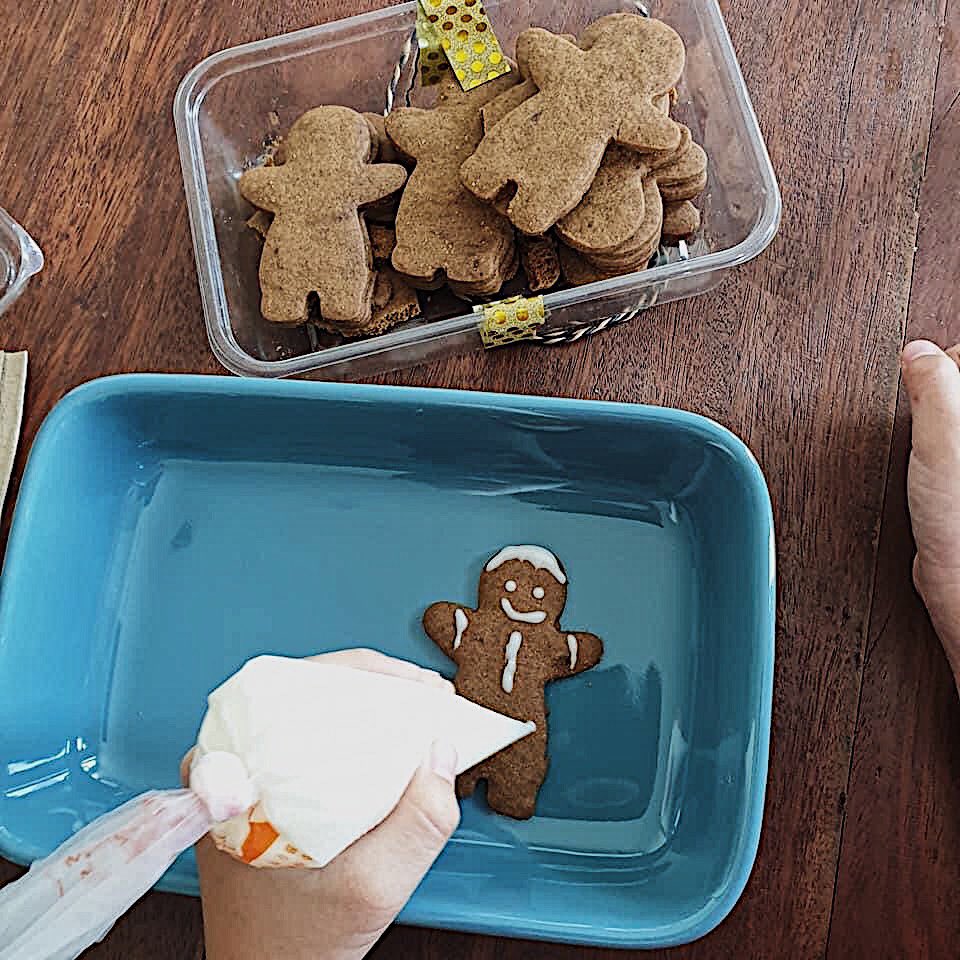 nnhorizon11's tweet photo. หิมะยังไม่ตกซักที ไม่รอละนะ ทำละนะ
Gingerbread cookies ❄️☃️
ขนมเทศกาลที่สุดจะน่ารัก
เผลอแพ๊พๆ เข้าครึ่งปีหลังแล้ว อีกไม่นานก็สิ้นปี เนี่ยมันคือขนมสิ้นปีตีคู่ฟรุ๊ตเค้กเลยล่ะค่ะ 😁

คุกกี้เครื่องเทศ หอมและมีเสน่ห์มากๆเลย ใครชอบ ลุยเลยนะ
#JmeeShoppeRecipe 
#เจมีฉ็อปเรซิพี https://t.co/uTAWQJ5lO3