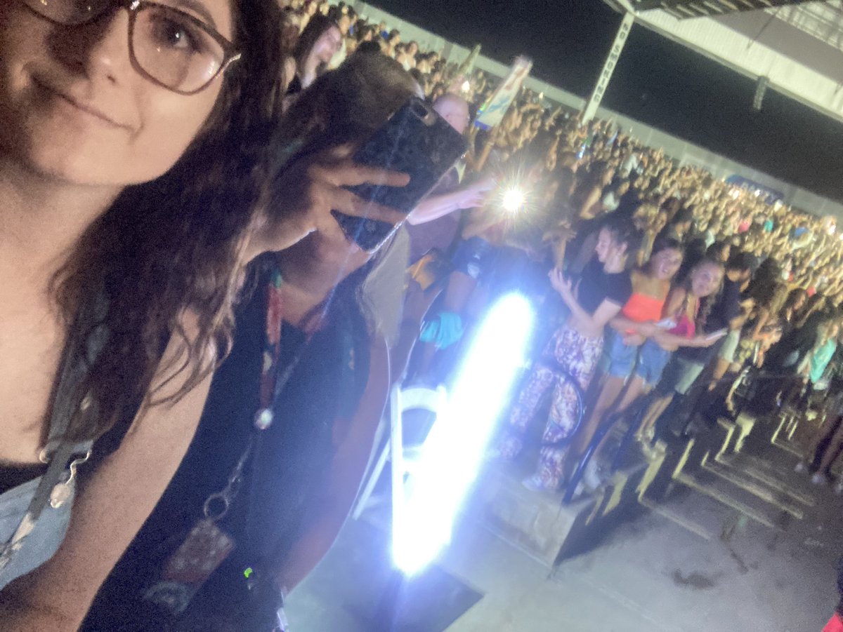 tatar_tot's tweet photo. Very first @bigtimerush show &amp; a mic stand got put RIGHT next to us and none of the boys walked by us 😭💔@dancerchic246 @jamesmaslow @HeffronDrive @1LoganHenderson @TheCarlosPena https://t.co/od9BJFhm0x