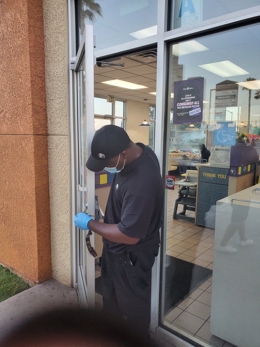 MadamKris's tweet photo. @tacobell When I asked who the manager was I was met with "it doesn't f-ing matter". I then pull out my phone that is then met with this employee slapping my hand and phone from said hand. I called the police and they were less than helpful and TB's offices are closed. Pt 2 https://t.co/VP4HDMKSig
