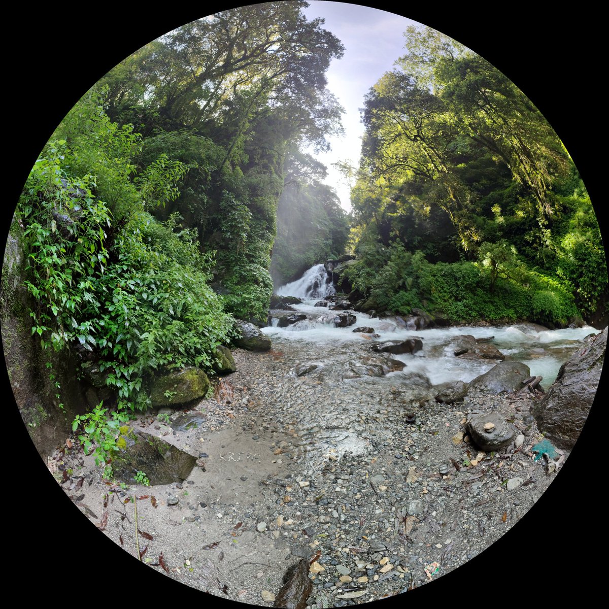 lavasapkota's tweet photo. A short waterfall on the way to #Gosaikunda https://t.co/A2YPC3mEnC