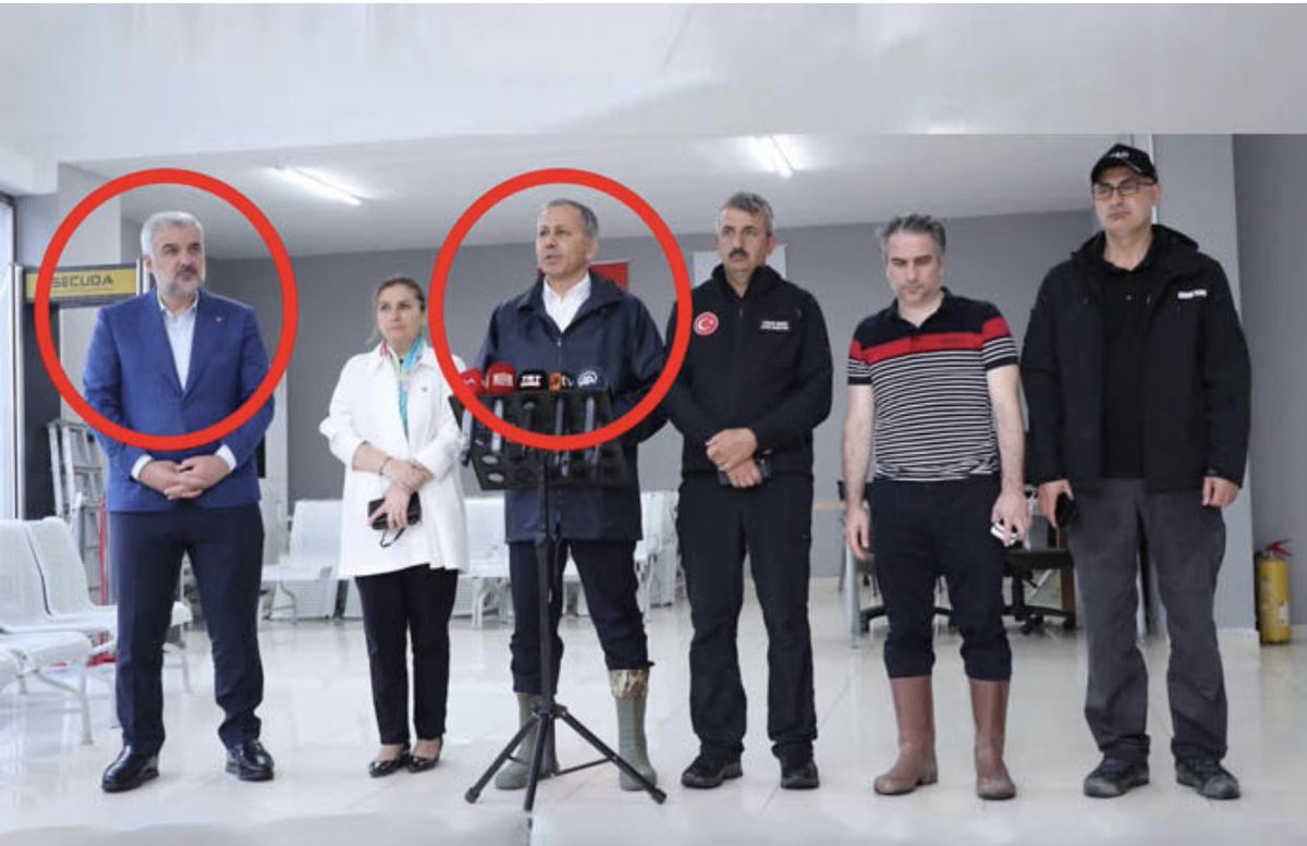 Tüm halkımıza sözümüz olsun ki CHP iktidarında valiler iktidarın değil devletin valisi,polisler ise birilerinin değil devletin polisi olarak görev yapacaklar!
Bu saate kadar bekledim.Belki <a href="/AliYerlikaya/">Ali Yerlikaya</a> devletin valisi olmayı tercih eder ve bir açıklaması yapar diye ancak nafile