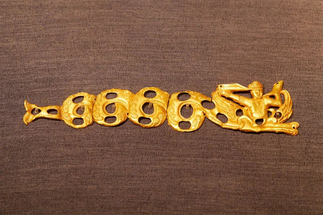In Zhejiang (@inzhejiang) on Twitter photo A rare gold piece, made in #TangDynasty.
See a human's half and a fish tail on two ends. The man on the right end bands up his hair and four sections of fish bodies stretch to the fish’s tail. Maybe used to decorate the scabbard.
#2022SilkRoadWeek #NSM <a href="/cnsilkmuseum/">China National Silk Museum</a> A rare gold piece, made in #TangDynasty.
See a human's half and a fish tail on two ends. The man on the right end bands up his hair and four sections of fish bodies stretch to the fish’s tail. Maybe used to decorate the scabbard.
#2022SilkRoadWeek #NSM <a href="/cnsilkmuseum/">China National Silk Museum</a>