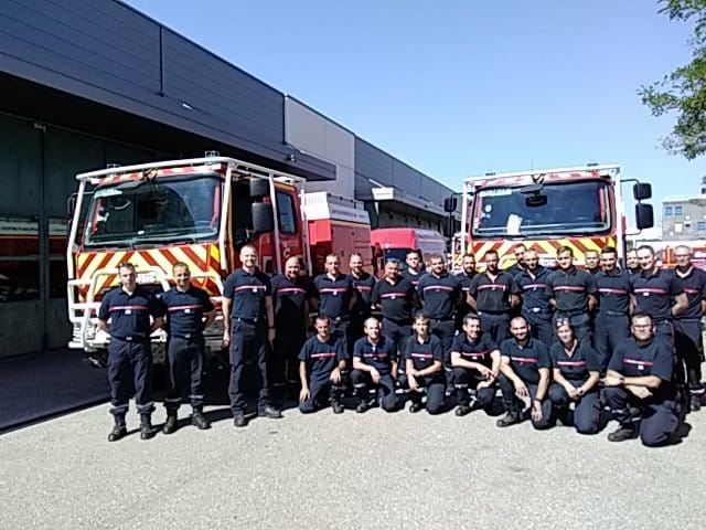 sdis01's tweet photo. RENFORT FDF
Nos #pompiers ont poursuivi leur mission à #StMitreLesRemparts : traitement des lisières et surveillance du sinistre.
Le GIFF 01 accompagné du groupe de commandement est rentré hier sur le site de l'état major. L'heure est désormais au repos.

@Prefet01 
@Pompiers_13 https://t.co/p714i60pIm