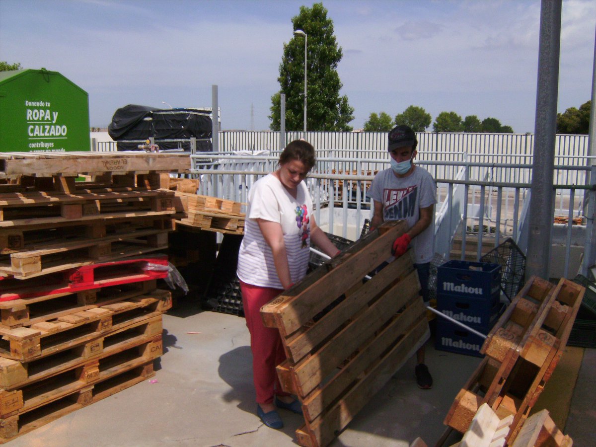 Emtre_AMV's tweet image. Les persones del Taller de Bricodecor del Centre Ocupacional La TORRE han arreplegat fusta per reutilitzar-la i donar-li un nou ús fent productes artesanals. 
Una gran idea! 👏👏👏
#sostenibilitat #reutilitza