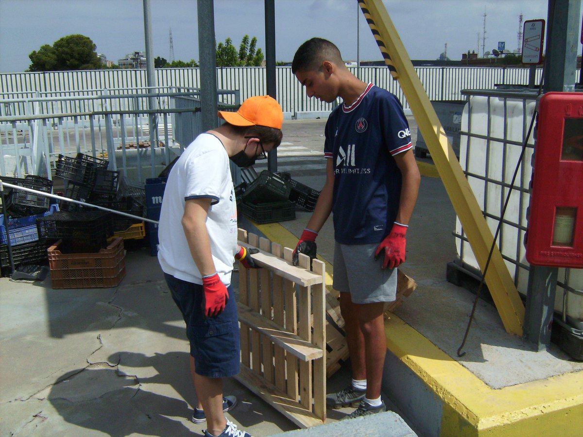 Emtre_AMV's tweet image. Les persones del Taller de Bricodecor del Centre Ocupacional La TORRE han arreplegat fusta per reutilitzar-la i donar-li un nou ús fent productes artesanals. 
Una gran idea! 👏👏👏
#sostenibilitat #reutilitza