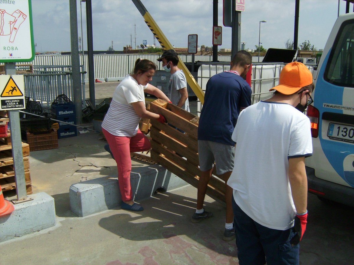 Emtre_AMV's tweet image. Les persones del Taller de Bricodecor del Centre Ocupacional La TORRE han arreplegat fusta per reutilitzar-la i donar-li un nou ús fent productes artesanals. 
Una gran idea! 👏👏👏
#sostenibilitat #reutilitza