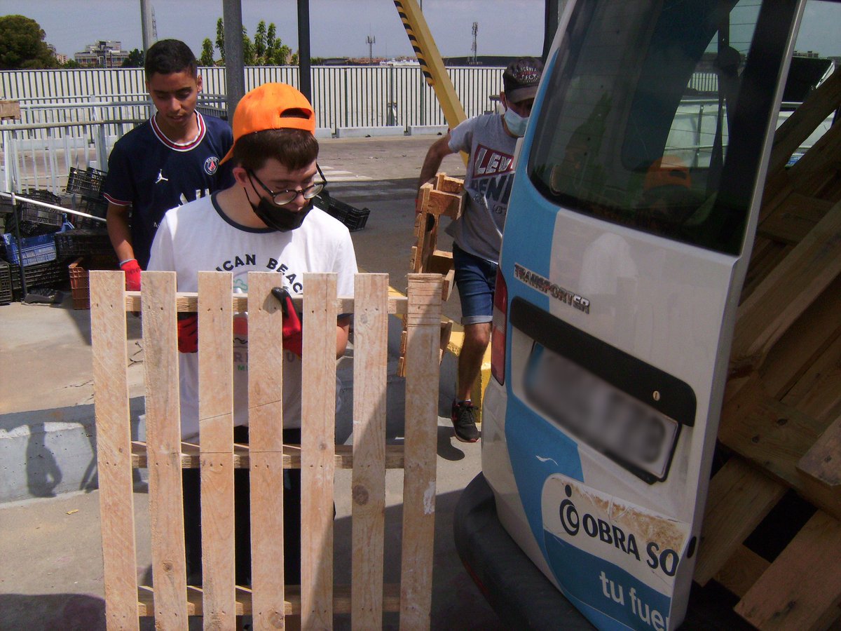 Emtre_AMV's tweet image. Les persones del Taller de Bricodecor del Centre Ocupacional La TORRE han arreplegat fusta per reutilitzar-la i donar-li un nou ús fent productes artesanals. 
Una gran idea! 👏👏👏
#sostenibilitat #reutilitza