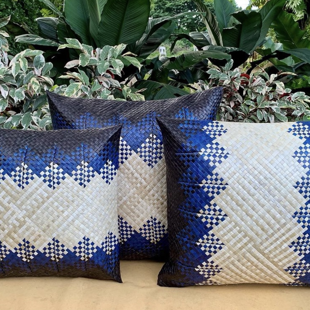 TheManilaFAME's tweet photo. The Balud Cushions from Artisana takes the concept of the traditionally #handwoven #Filipino #banig and integrates its into a comfortable #cushion. It is skillfully #handwoven using sundried #pandan #leaves shaded in #blue, #black, and #natural colors. https://t.co/hpDUyVzNhk https://t.co/wGNjQ5nIOr