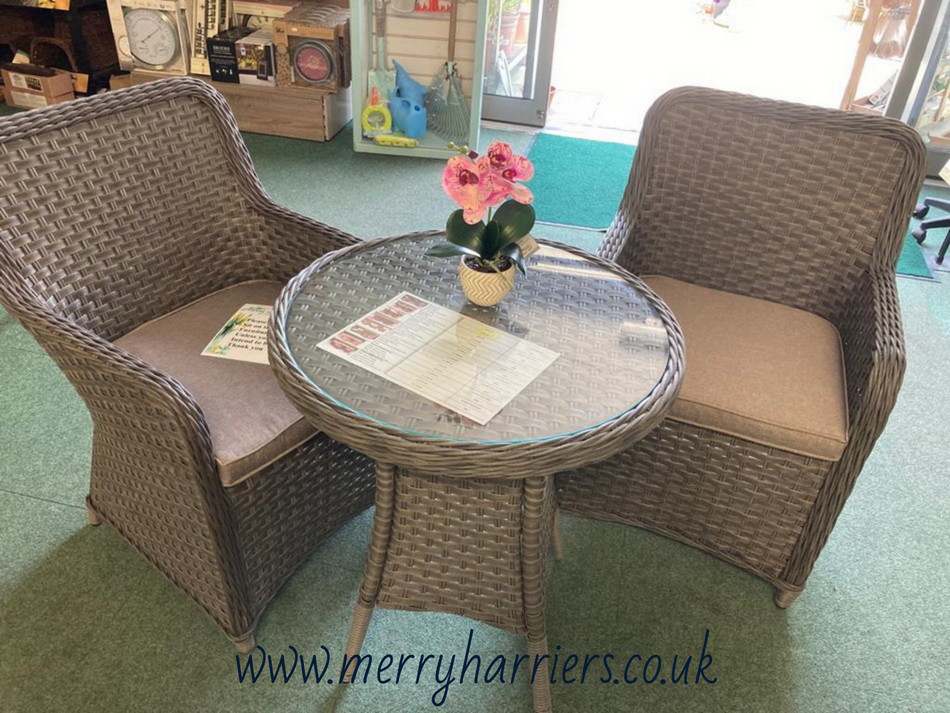 Outdoor Bistro Set.
Perfect for enjoying an al fresco lunch or morning coffee. Come and see for yourself the excellent quality of this set. 
merryharriers.co.uk/merry-harriers… #gardencentrebideford #gardencentrenorthdevon #shoplocal #bideford #bistroset #gardenfurniture