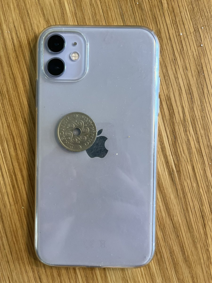 jonasheboras's tweet photo. Nå, mandags Twitter. Lad os se hvad VI kan.
Min lille familie &amp; jeg var i Dyrehaven i går. Min bedre halvdel finder denne IPhone ude på græsset tæt på en sti.
Den er SIM låst 😬 

Kan vi finde frem til ejeren, forhåbentligt forældrene? Tænker der en der savner sin iPhone 👌🏼🥹
DEL https://t.co/pEcYq6s0QW