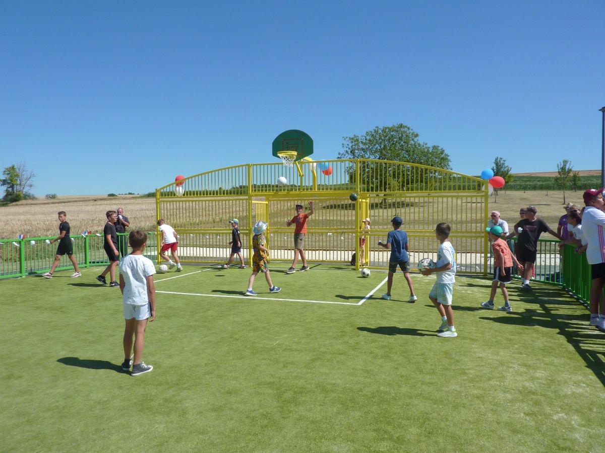 Prefet86's tweet photo. Inauguration des équipements sportifs de #Chouppes avec JM Girier, @Prefet86
✅création d’1 espace multisports en extérieur pour pratiquer football, basketball, handball, volleyball, tennis, badminton & tennis, aire de fitness, parcours santé.
✅soutien de l’État : 60 000 € https://t.co/cG72MV94es