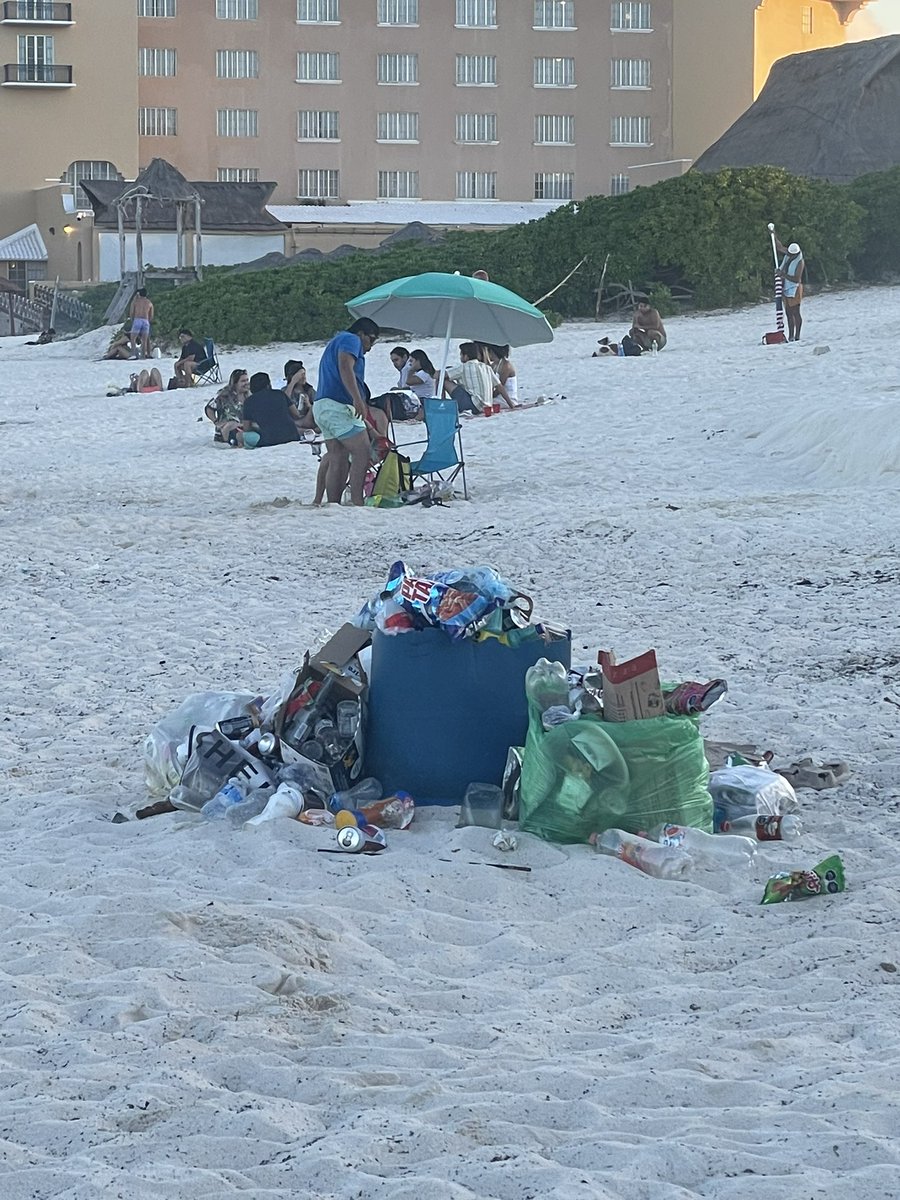lis_analay's tweet photo. Y yo me pregunto , estaran muy caros los botes de basura? , cuidemos la playa , acá una muestra de cuando la sociedad esta por encima de…, que entidad ea la que se ocupa de esto? #cancun #QuintanaRoo #playasdecancun @AytoCancun @CarlosJoaquin @lopezobrador_ https://t.co/MzSCf0sp6V