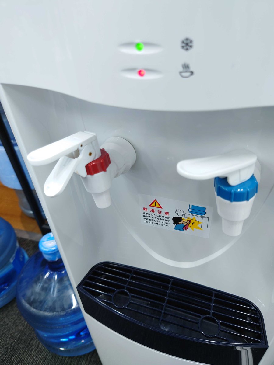 SmartRoboticsJP's tweet image. 学生バイト君たちの「スマロボのいいところ 設備・備品編」→『オフィス内にはウォーターサーバー、電子レンジが備わっていて飲食の環境も◎』とのこと。そういえば最近みんなのおやつ購入できてなかった・・・(￣∀￣)。#ロボット #ロボティクス #アルバイト #秋葉原 #24卒 #理系