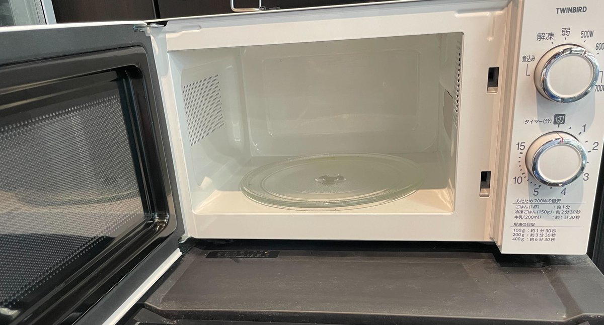 SmartRoboticsJP's tweet image. 学生バイト君たちの「スマロボのいいところ 設備・備品編」→『オフィス内にはウォーターサーバー、電子レンジが備わっていて飲食の環境も◎』とのこと。そういえば最近みんなのおやつ購入できてなかった・・・(￣∀￣)。#ロボット #ロボティクス #アルバイト #秋葉原 #24卒 #理系