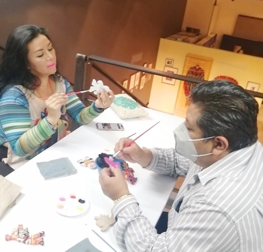 RosarioMaciasMx's tweet photo. 🎨 Agradezco la invitación de Jose Miguel Alva Marquina, para participar en el Taller de Juguetes de Madera, una oportunidad para fomentar la creatividad. 

Taller que llevaremos para nuestras niñas y  niños de la Alcaldía #MagdalenaContreras. 👩‍🎨👨🏼‍🎨

#comics  #artes9 https://t.co/NTMetM3L5z