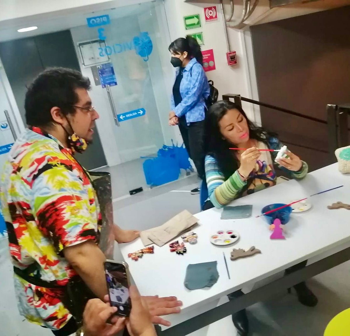 RosarioMaciasMx's tweet photo. 🎨 Agradezco la invitación de Jose Miguel Alva Marquina, para participar en el Taller de Juguetes de Madera, una oportunidad para fomentar la creatividad. 

Taller que llevaremos para nuestras niñas y  niños de la Alcaldía #MagdalenaContreras. 👩‍🎨👨🏼‍🎨

#comics  #artes9 https://t.co/NTMetM3L5z