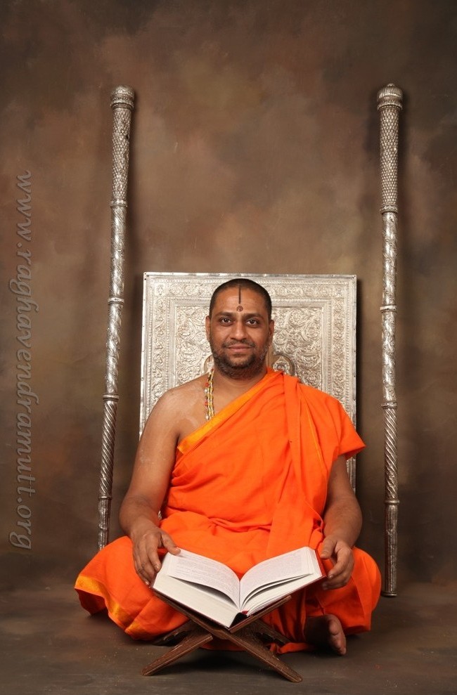 Tattvavada E-Library on X: "Sri Subudhendra Tirtha Swamiji of Mantralaya  Sri Raghavendra Swamy Matha blessed me for the E-Library work! Poojya  Swamigalu also blessed me to undertake work on Sri Rayaru in