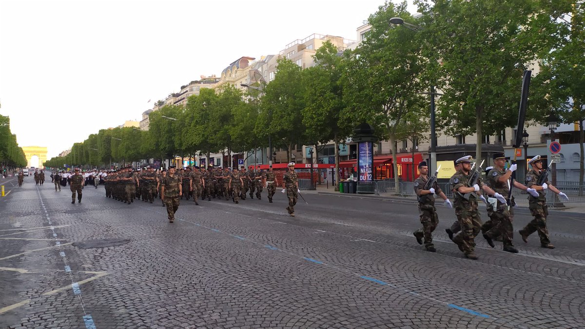SCArmees's tweet image. #14juillet2022🇫🇷🎊 J-3 : de bon matin, le détachement de soutien Commissariat aux engagements opérationnels est sur les Champs-Élysées pour la dernière ligne droite de la préparation! L’@ECArmees est aussi mobilisée pour que tout soit parfait! @Armees_Gouv @EtatMajorFR